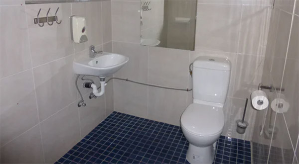 Double Ensuite Room: Private Ensuite Bathroom Facilities - click to see an enlarged version of this image